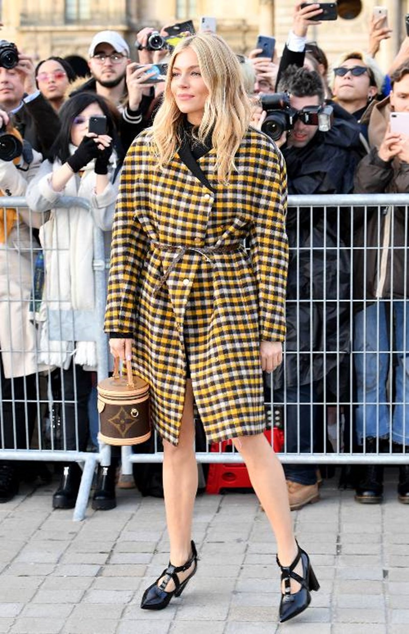 Get the look: Αντίγραψε την smart casual εμφάνιση της Sienna Miller - εικόνα 1