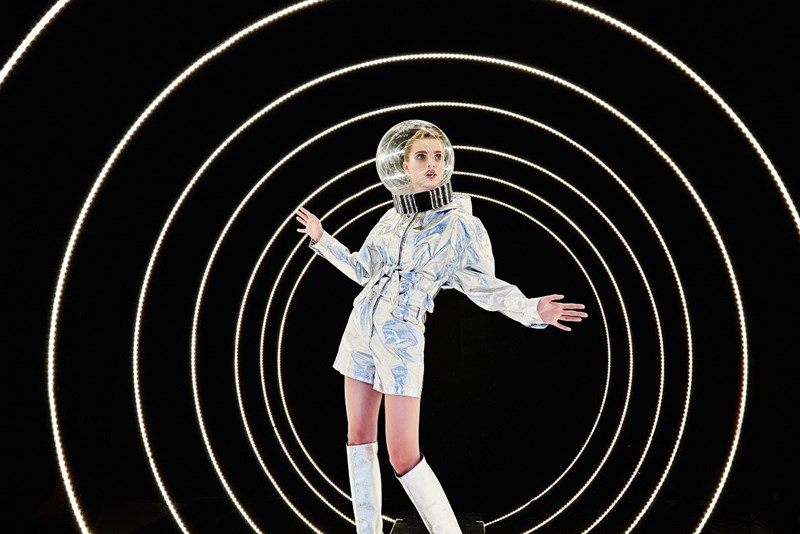 Όταν η μόδα ταξιδεύει στο διάστημα - εικόνα 4