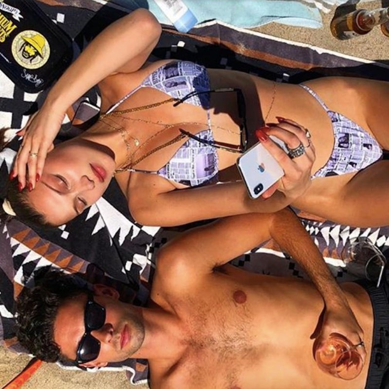 Δυο 15χρονες σχεδίασαν τα μαγιό που φορά η Bella Hadid - εικόνα 2