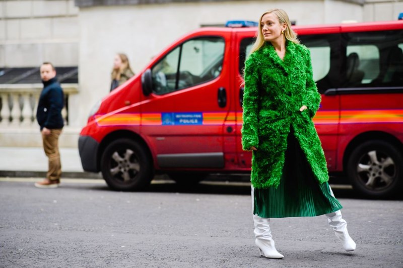 14 τρόποι να φορέσεις τα λευκά παπούτσια την άνοιξη - εικόνα 2