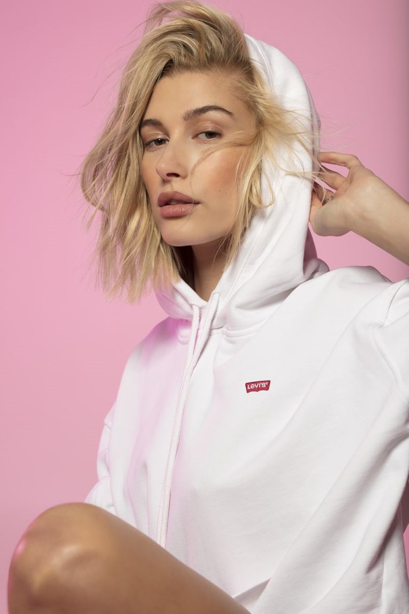 Η Hailey Baldwin φορά τα πιο καυτά τζην του καλοκαιριού - εικόνα 3