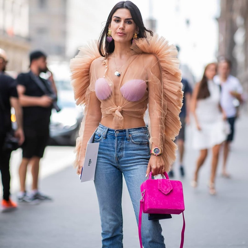 10+1 glam tops που συνδυάζονται τέλεια με denim - εικόνα 4