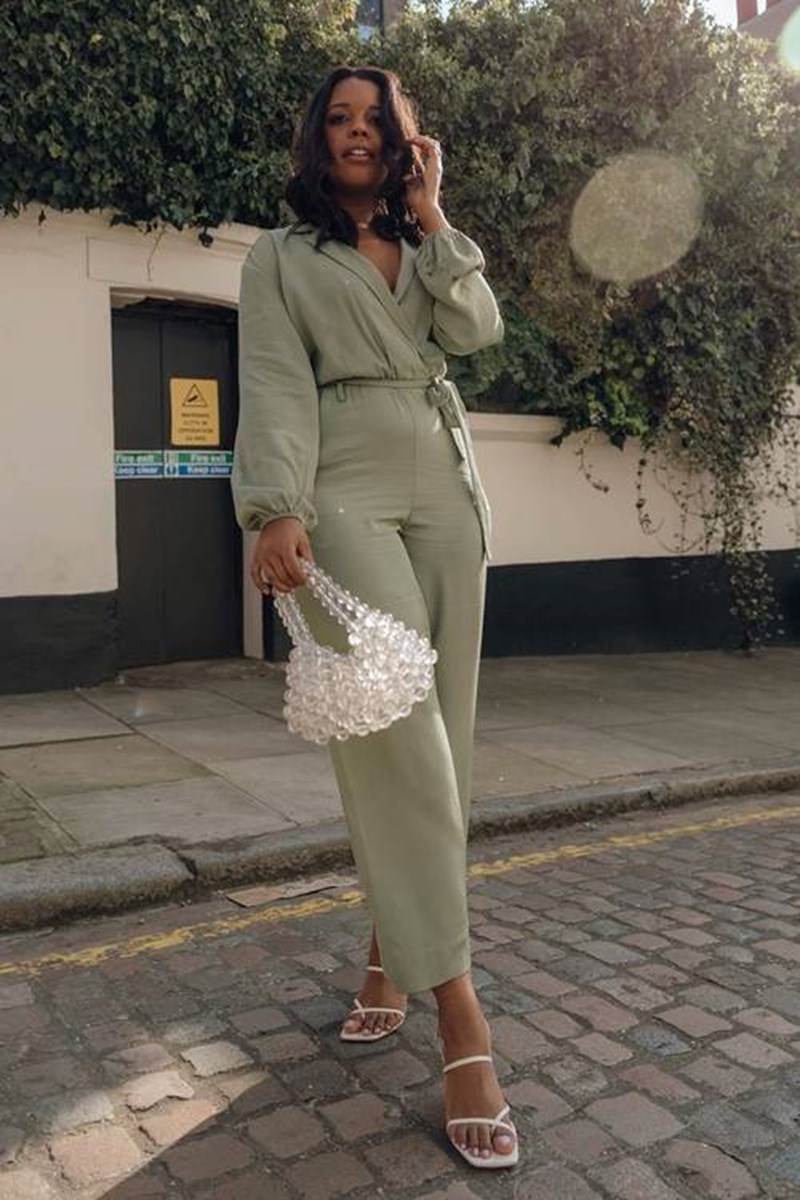 Η ολόσωμη φόρμα σε neutral απόχρωση είναι το πιο ευέλικτο must have - εικόνα 3