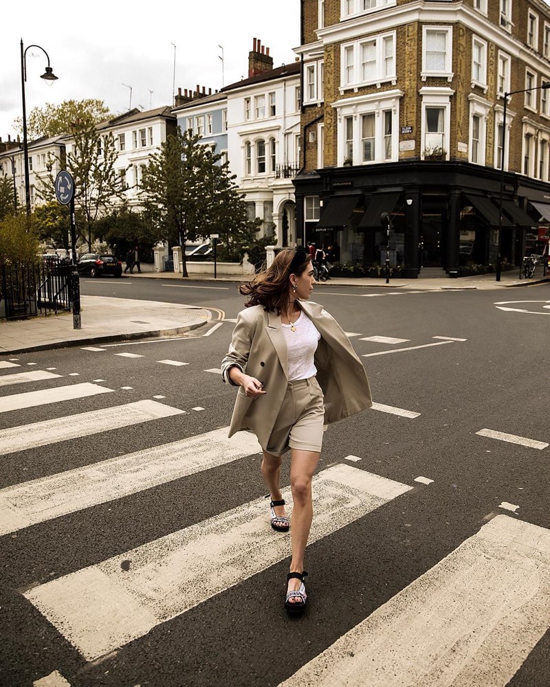 Τι φορούν τώρα οι πιο stylish Λονδρέζες; (10 must-haves για να υιοθετήσεις το στυλ τους) - εικόνα 7