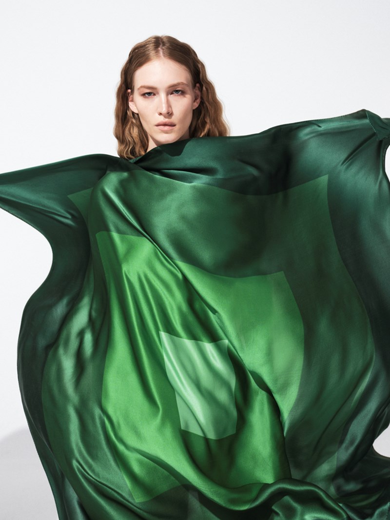 6 διαφορετικοί τρόποι να φορέσετε το μεταξωτό φουλάρι - εικόνα 3