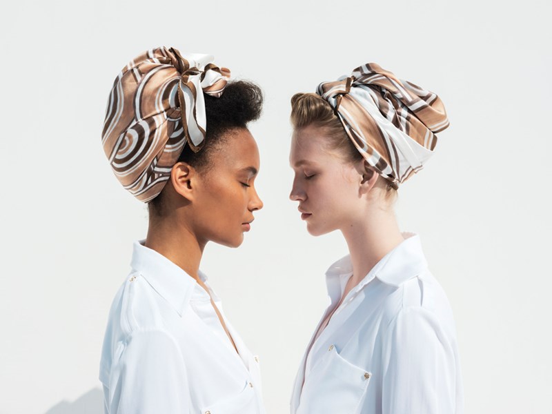 6 διαφορετικοί τρόποι να φορέσετε το μεταξωτό φουλάρι - εικόνα 6