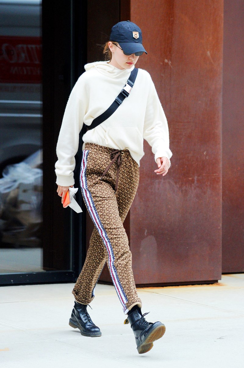 Η Gigi Hadid κάνει τις φόρμες σούπερ τάση - εικόνα 1