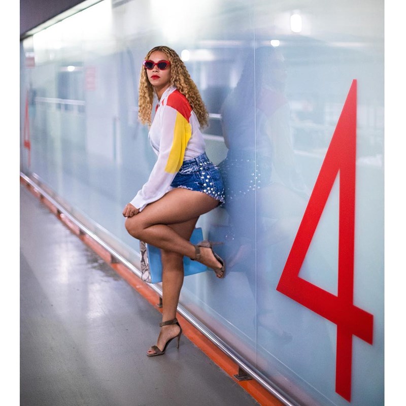 Flamingo Pose: Το tip των celebrities για τέλειες φωτό - εικόνα 3