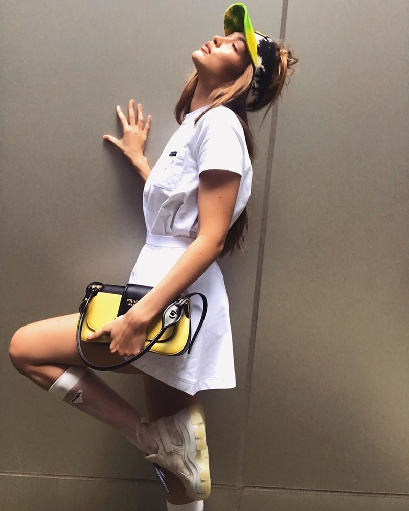 Flamingo Pose: Το tip των celebrities για τέλειες φωτό - εικόνα 1