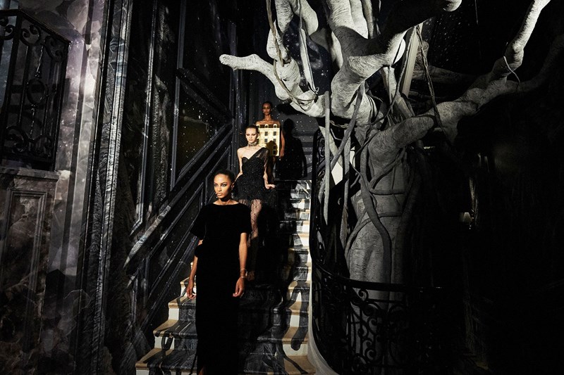 Ο οίκος Dior σχεδιάζει για τις σύγχρονες Καρυάτιδες - εικόνα 2