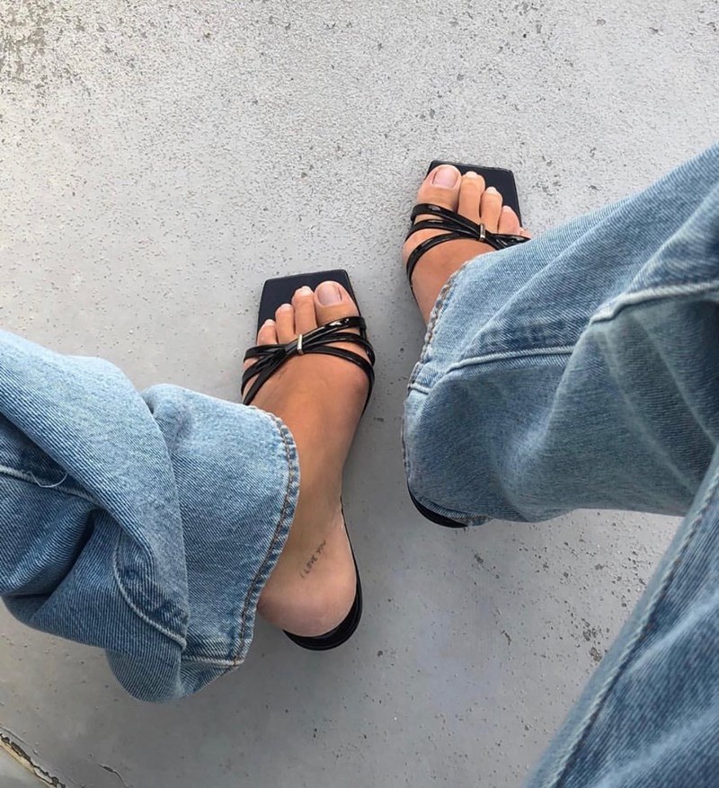 Όλες χρειαζόμαστε ένα ζευγάρι μαύρα πέδιλα και αυτά είναι τα καλύτερα - εικόνα 1