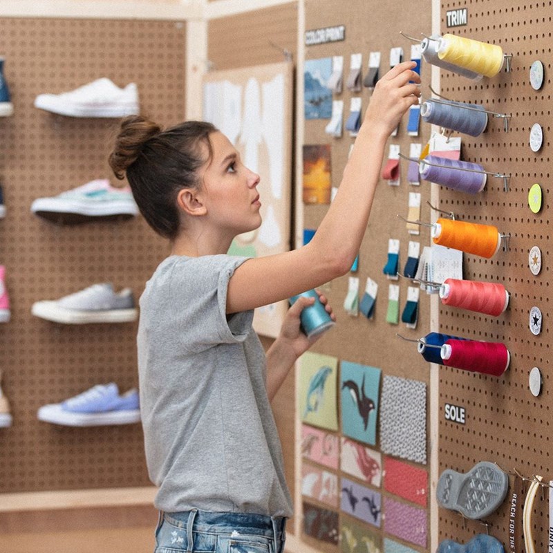 H 15χρονη Millie Bobby Brown σχεδίασε τα δικά της sneakers - εικόνα 3