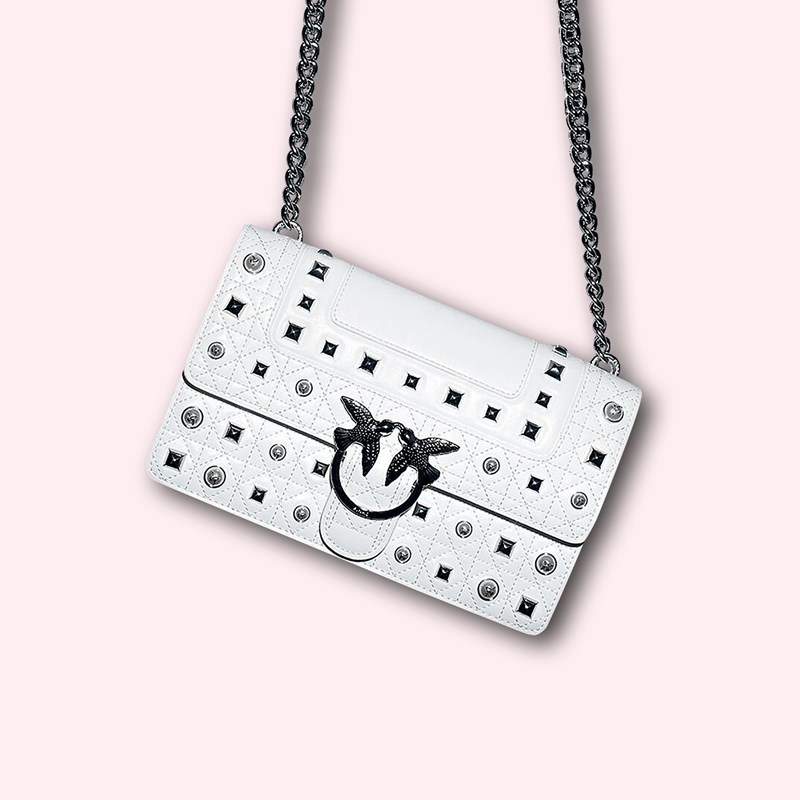 Η νικήτρια που κερδίζει τη rock-glam τσάντα της Pinko αξίας €410 - εικόνα 3