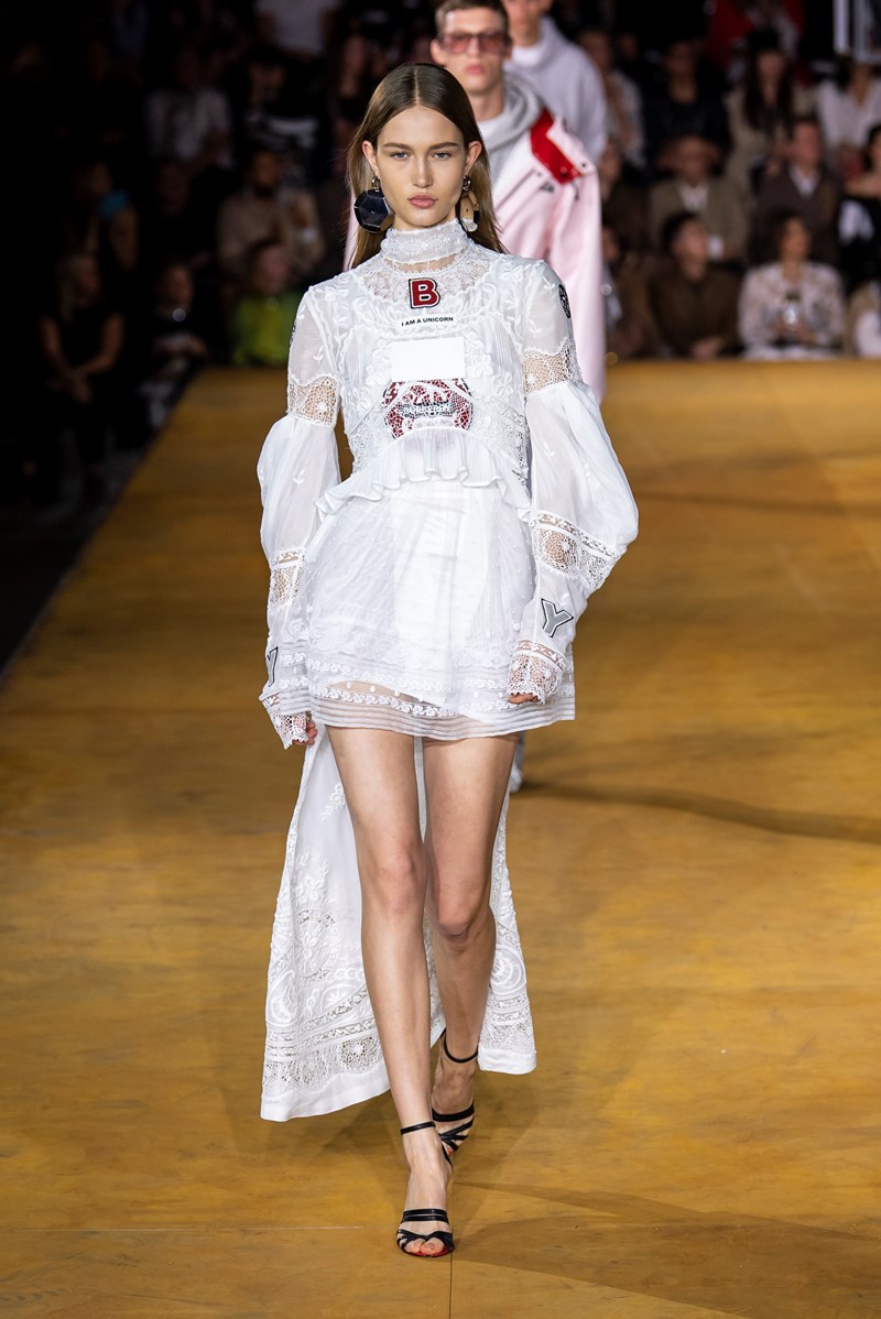 5 λόγοι που αγαπήσαμε το show του οίκου Burberry - εικόνα 1
