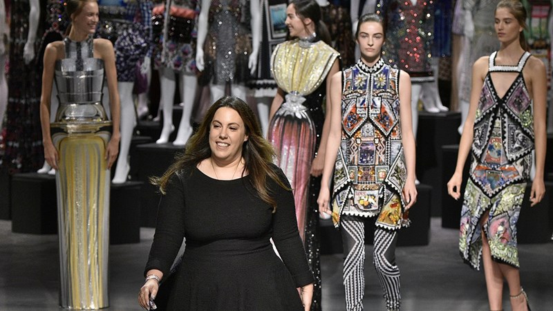 H Mary Katrantzou θα παρουσιάσει το επόμενο show της στο Ναό του Ποσειδώνα - εικόνα 1