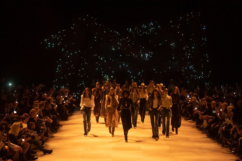 Τα girl gangs είναι το μεγαλύτερο trend των ντεφιλέ - εικόνα 4