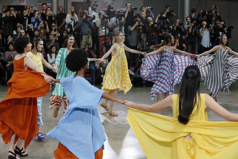 Τα girl gangs είναι το μεγαλύτερο trend των ντεφιλέ - εικόνα 2