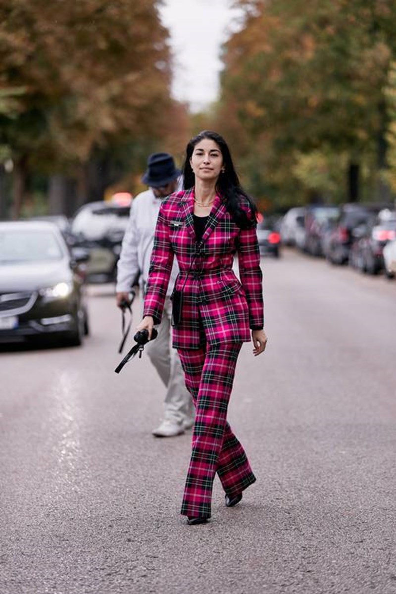 Ποιος είπε ότι το φούξια είναι μόνο για girly κορίτσια; 5 συνδυασμοί-φωτιά που θα κλέψουν την παράσταση - εικόνα 4