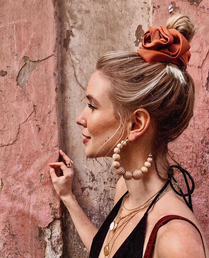 7 hair looks με scrunchies που μας άρεσαν πολύ (1 για κάθε μέρα!) - εικόνα 1