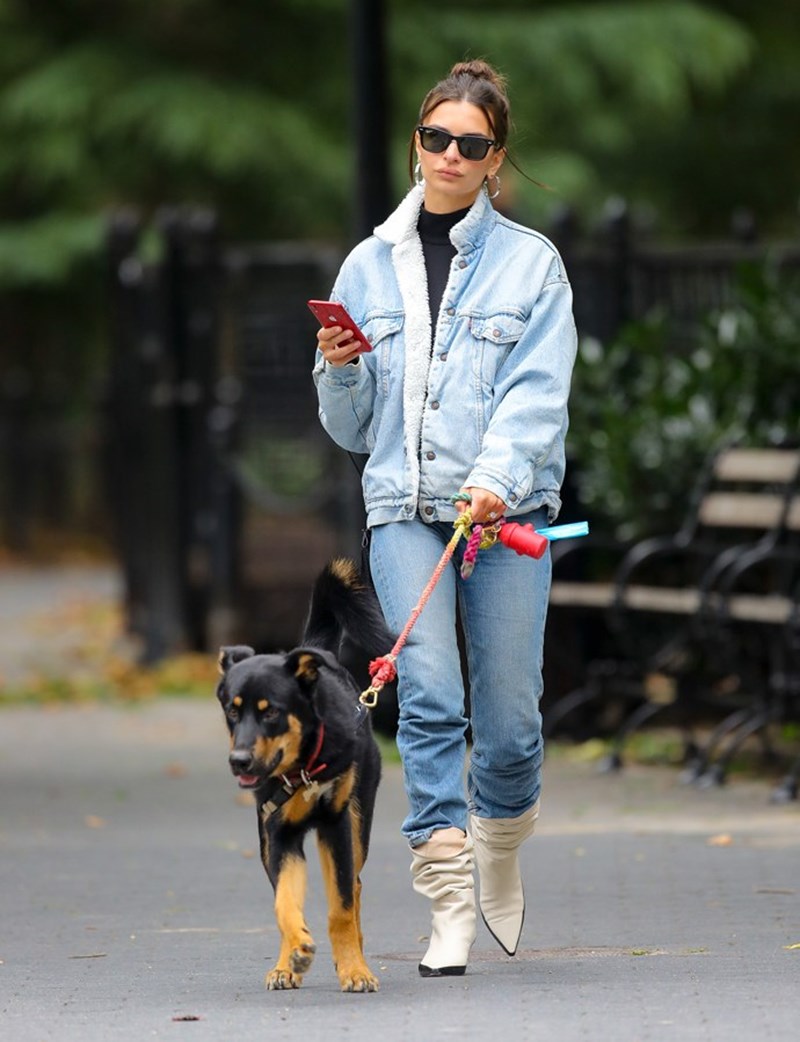 Jeans & Boots: 4 φορές που η Emily Ratajkowski έκανε αυτό το συνδυασμό και μας τρέλανε! - εικόνα 9