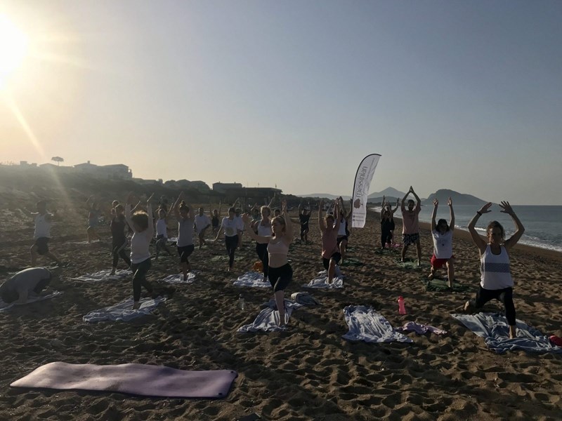 Κάναμε beach yoga στην πιο μαγευτική παραλία - εικόνα 1