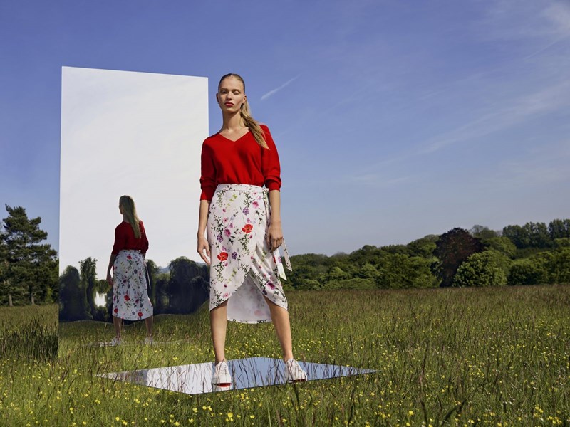 9 looks που αποδεικνύουν πως το θηλυκό στυλ δεν φεύγει ποτέ από τη μόδα - εικόνα 1