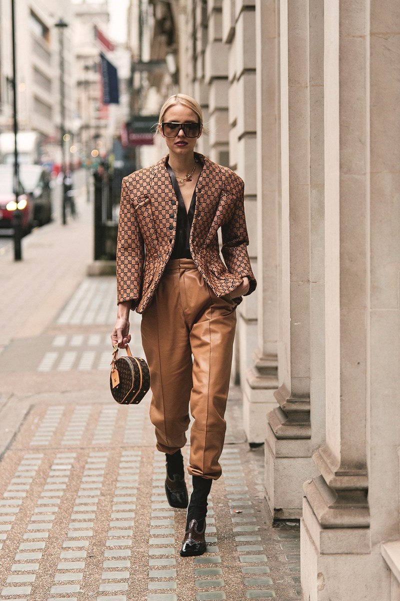 Αντιγράψαμε το πιο δυναμικό λουκ του street style μόνο με οικονομικά κομμάτια - εικόνα 1