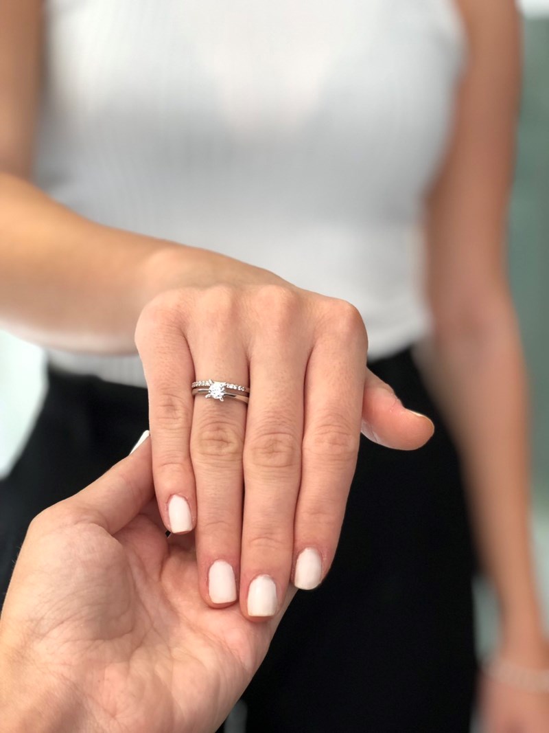 Just Say Yes: Πώς θα συνδυάσετε το μονόπετρο με τις βέρες σας; - εικόνα 1