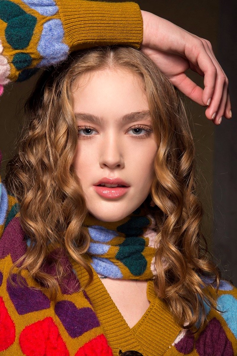 Έχεις μπούκλες; Έτσι θα τις αναδείξεις στο μεγαλύτερο ατού της ομορφιάς σου - εικόνα 2