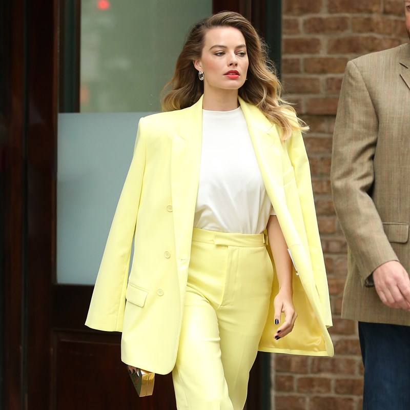 Η Margot Robbie αποδεικνύει πως το κοστούμι είναι η πιο hot τάση - εικόνα 1