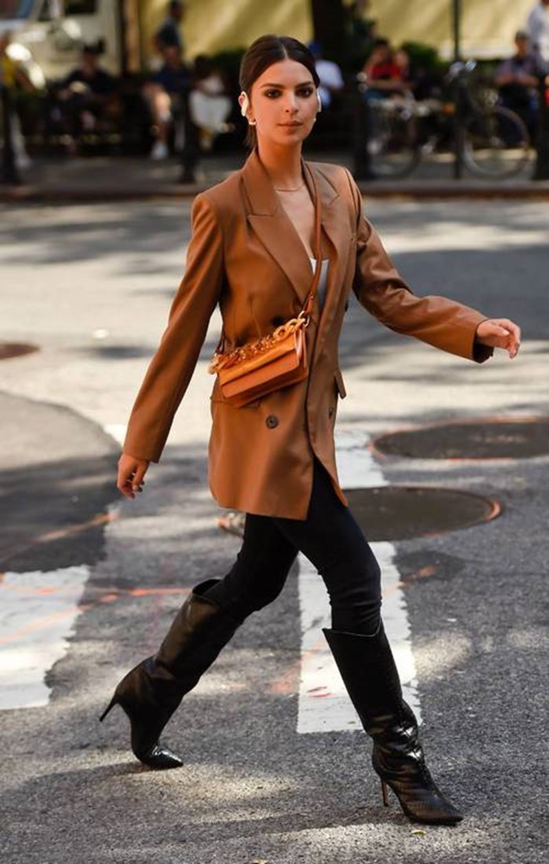 Jeans & Boots: 4 φορές που η Emily Ratajkowski έκανε αυτό το συνδυασμό και μας τρέλανε! - εικόνα 6