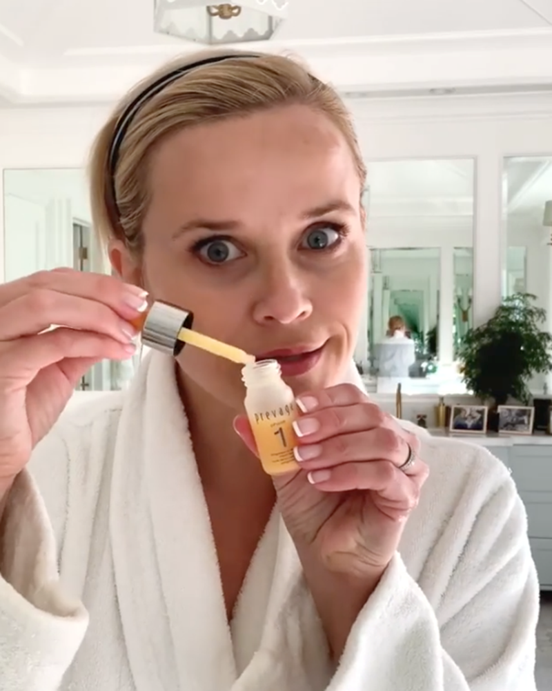 Reese Witherspoon: Περιποιείται το δέρμα της μόνο με 4 προϊόντα - εικόνα 4
