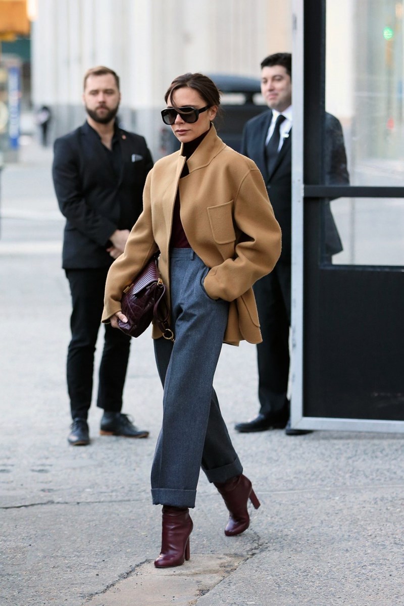 Shop It: 5 διαχρονικά κομμάτια από την γκαρνταρόμπα της Victoria Beckham που μπορείς και εσύ να αποκτήσεις - εικόνα 1