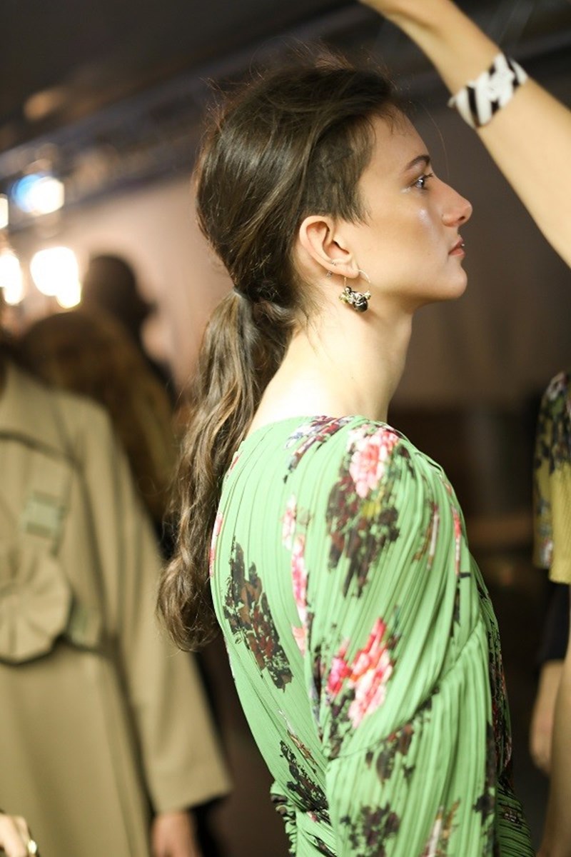 Στο show του οίκου Preen ανακαλύψαμε τα μυστικά για φυσικά ανεπιτήδευτα χτενίσματα - εικόνα 4