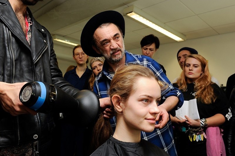 Στο show του οίκου Preen ανακαλύψαμε τα μυστικά για φυσικά ανεπιτήδευτα χτενίσματα - εικόνα 2