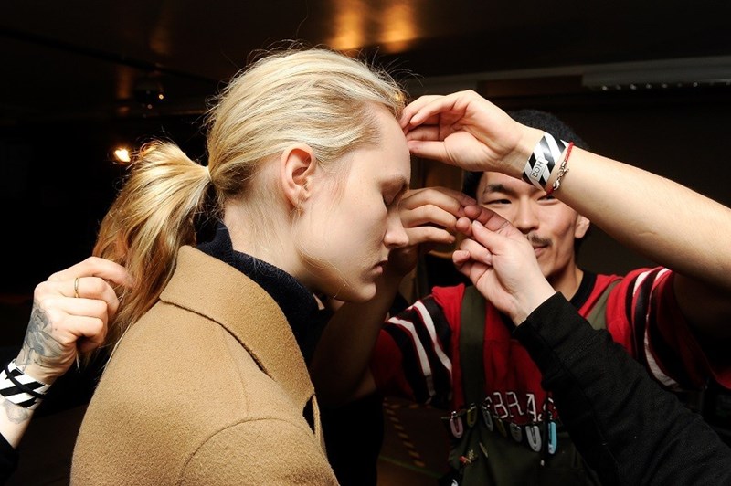 Στο show του οίκου Preen ανακαλύψαμε τα μυστικά για φυσικά ανεπιτήδευτα χτενίσματα - εικόνα 6