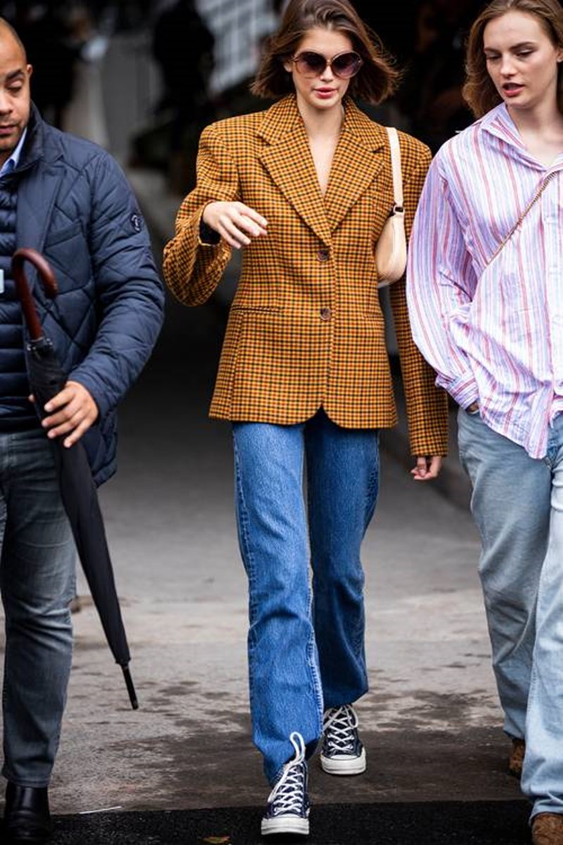 4+1 τρόποι για να φορέσεις το jean σου ακριβώς όπως η Kaia Gerber - εικόνα 5