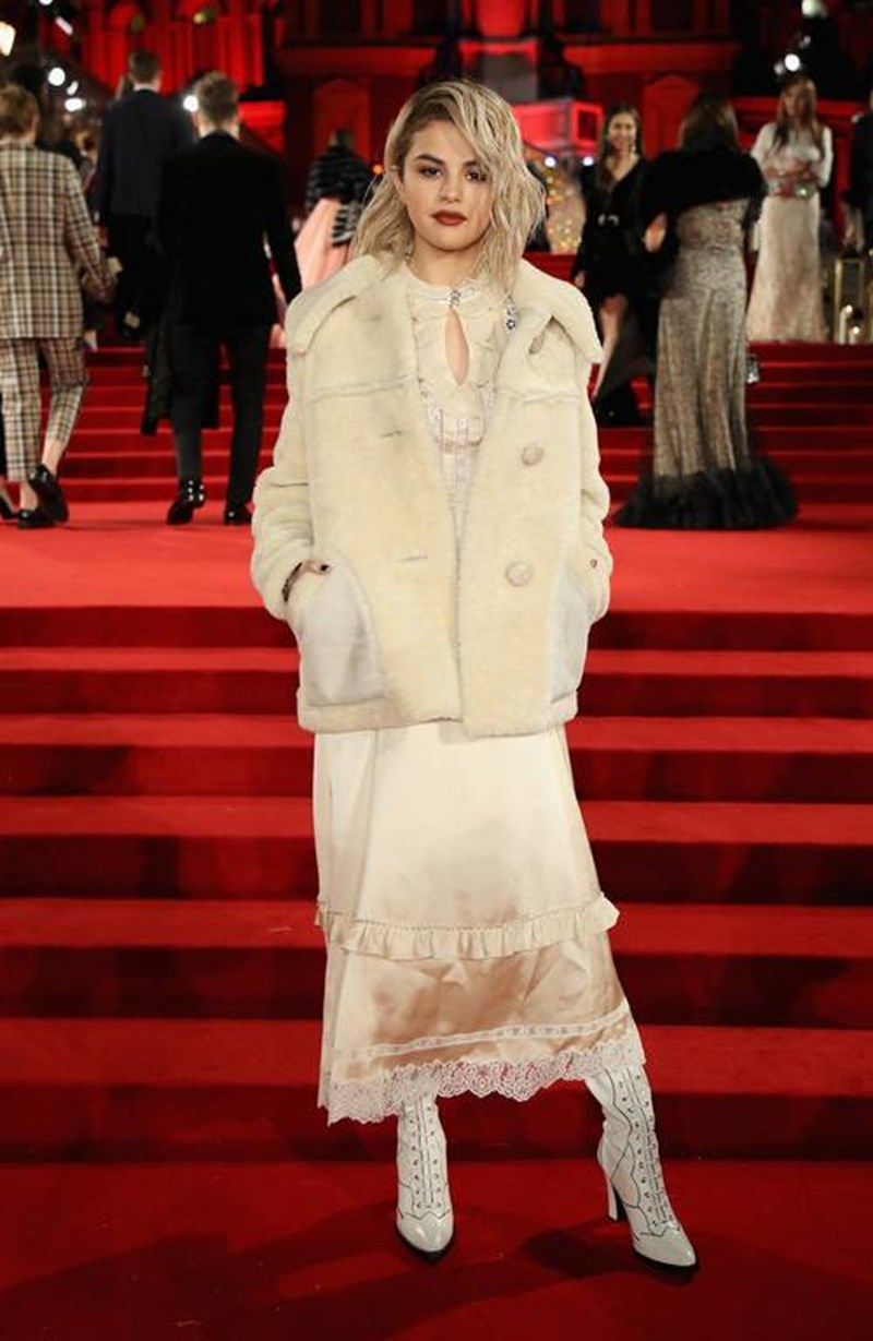 Η Selena Gomez σου δείχνει 8 σύνολα-φωτιά για το χειμώνα - εικόνα 4