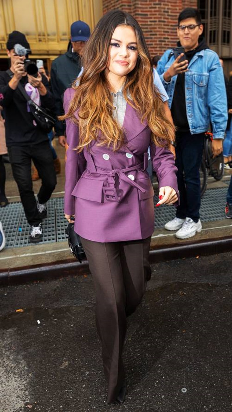 Η Selena Gomez σου δείχνει 8 σύνολα-φωτιά για το χειμώνα - εικόνα 1