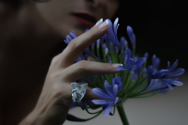 Η ζωγραφική συναντά την τέχνη του κοσμήματος σε μια έκθεση που αξίζει να επισκεφτείς - εικόνα 2