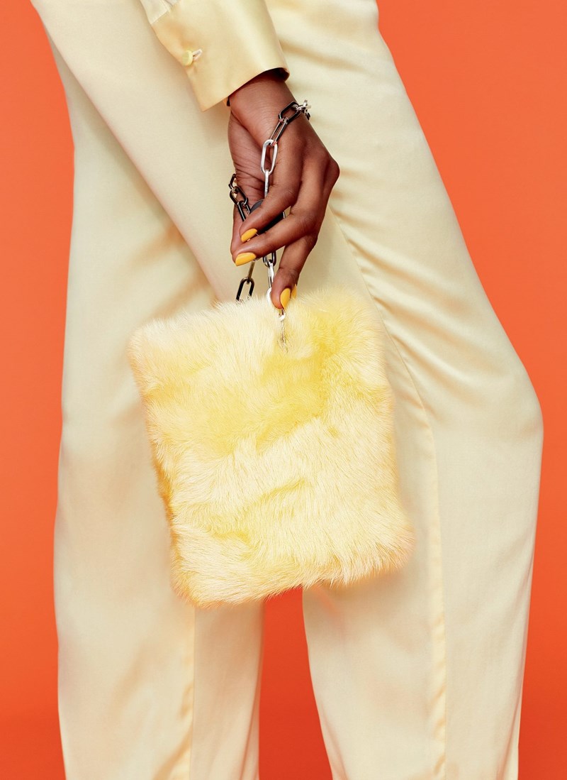 So fluffy: Τα eco-fur αξεσουάρ είναι η τάση που θα αγκαλιάσεις αυτό το χειμώνα - εικόνα 4