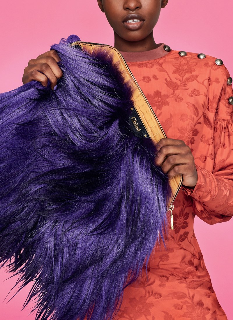 So fluffy: Τα eco-fur αξεσουάρ είναι η τάση που θα αγκαλιάσεις αυτό το χειμώνα - εικόνα 1