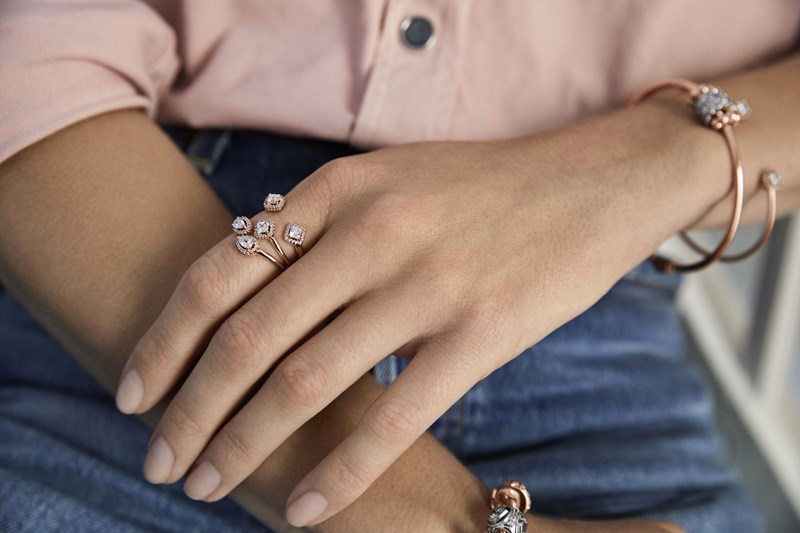 Ψάχνεις κάτι extra λαμπερό για να απογειώσει τα γιορτινά looks των ημερών; Εγώ το βρήκα! - εικόνα 4