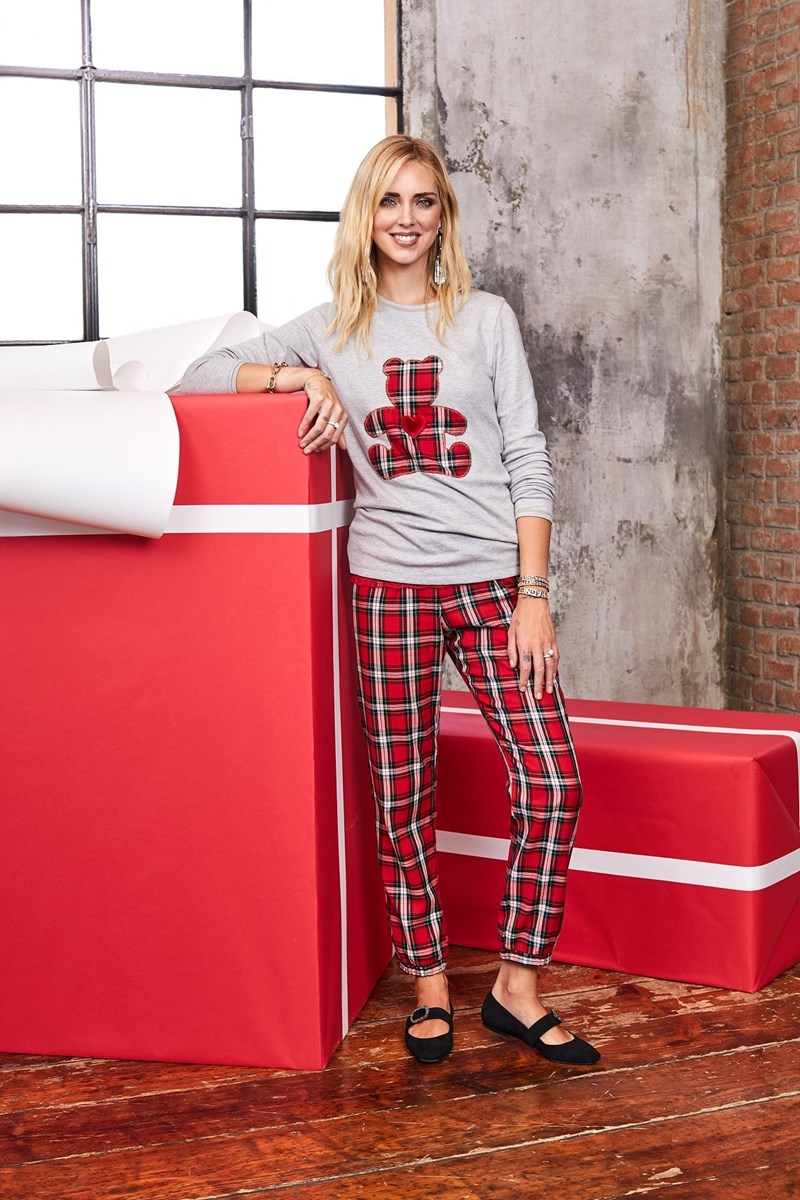 Η Chiara Ferragni ανοίγει τα σέξυ δώρα της για τα Χριστούγεννα - εικόνα 4