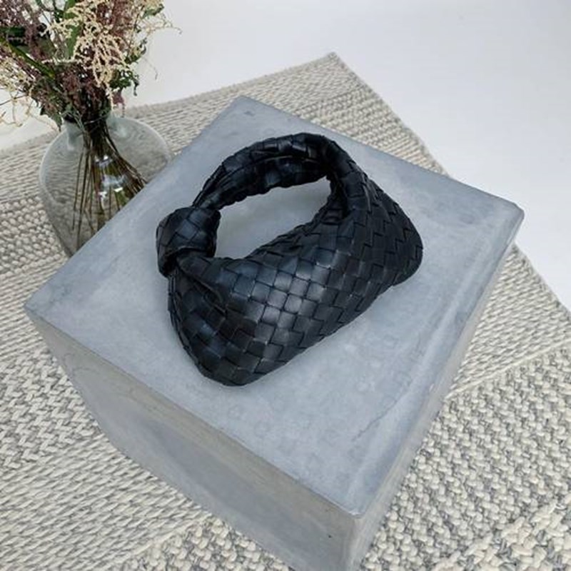 Top 5: Αυτές είναι οι μόνες designer τσάντες που κρατούν οι influencers - εικόνα 4