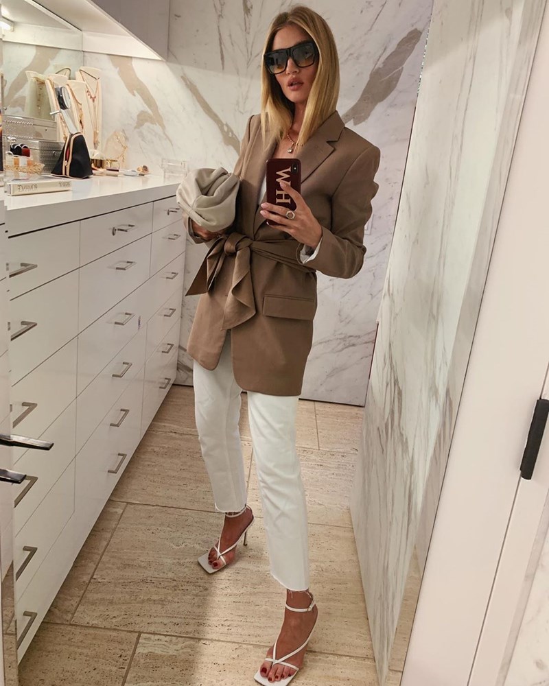 Πώς θα κρατήσεις φέτος την clutch bag; Η Rosie Huntington-Whiteley σου δείχνει 6 chic τρόπους - εικόνα 7