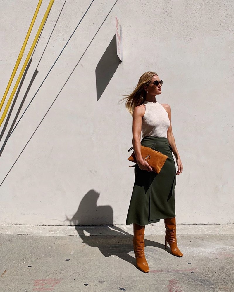 Πώς θα κρατήσεις φέτος την clutch bag; Η Rosie Huntington-Whiteley σου δείχνει 6 chic τρόπους - εικόνα 4