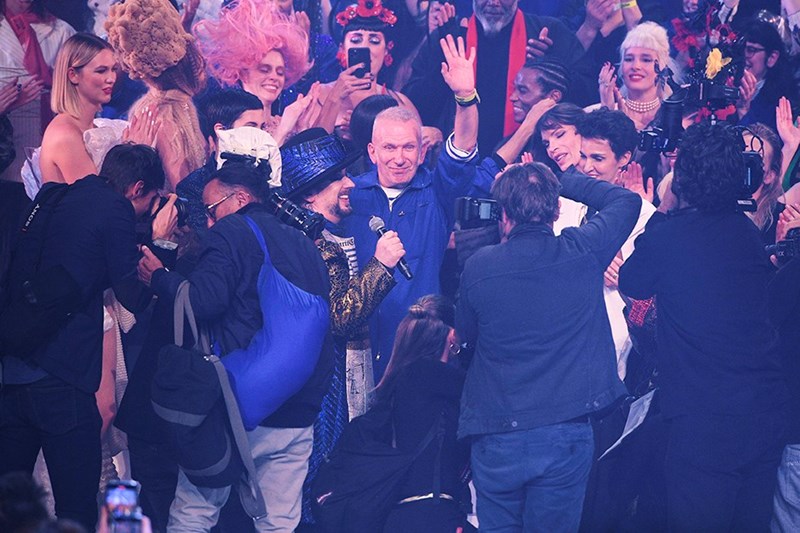 O Jean Paul Gaultier αποχαιρετά τον κόσμο της μόδας με το πιο φαντασμαγορικό show στην ιστορία του οίκου - εικόνα 1
