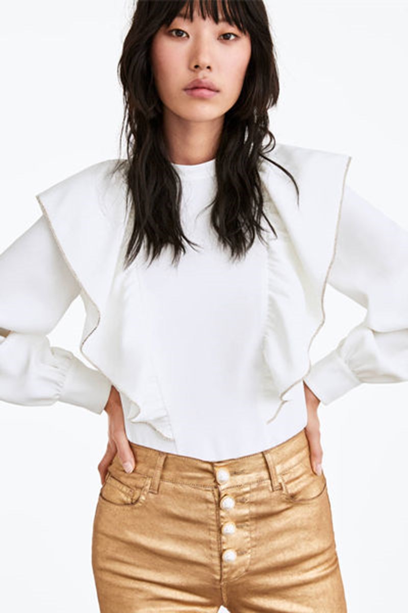 Ανακαλύψαμε 8 ανάλαφρα τοπ που θα συνδυάσεις με όλα τα denim κομμάτια - εικόνα 1