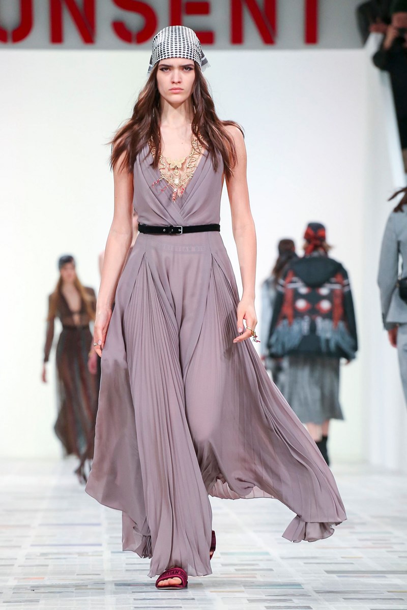 Η συλλογή του οίκου Dior κάνει αναδρομή στα 70's - εικόνα 4